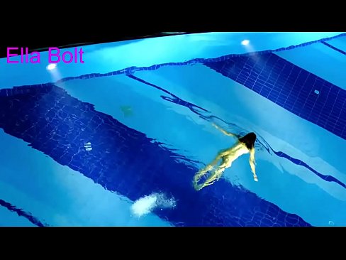 ❤️ لا أستطيع التوقف عن المشاهدة ، تم القبض على شقراء شابة تسبح عارية في مسبح منتجع ELLA BOLT ❌❤