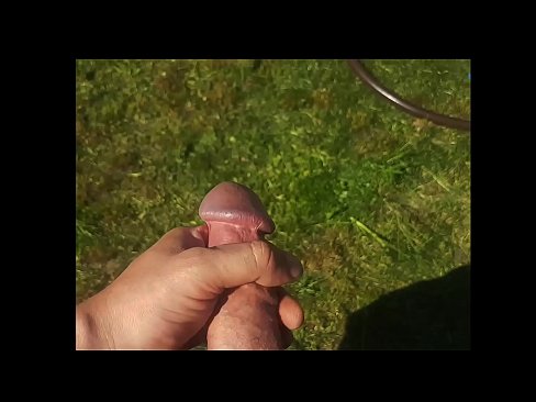 ❤️ المثير الساخنة يحصل بوسها الوردي مارس الجنس و cums في بخ في حديقة صيفية ❌❤