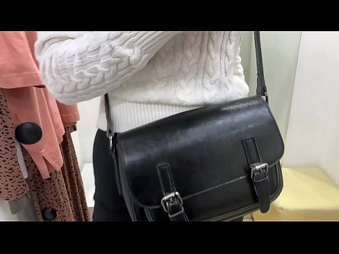❤️ الاستمناء العلني للعاهرة الصغيرة FeralBerry مع دسار في غرفة القياس ❌❤